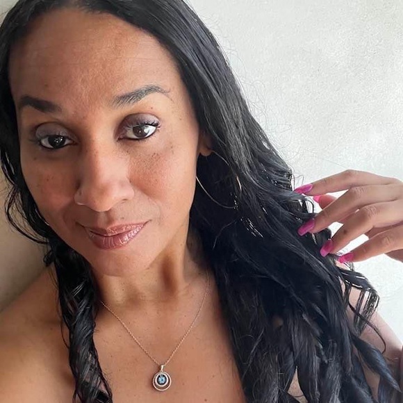 Sandra L !!POSH AMBASSADOR!! - Picture 2 of 10